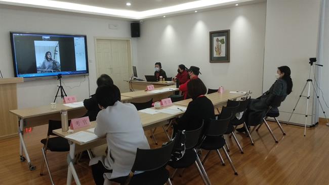 余绿筠在专业加试考试现场监考.jpg 余绿筠在专业加试考试现场监考.jpg