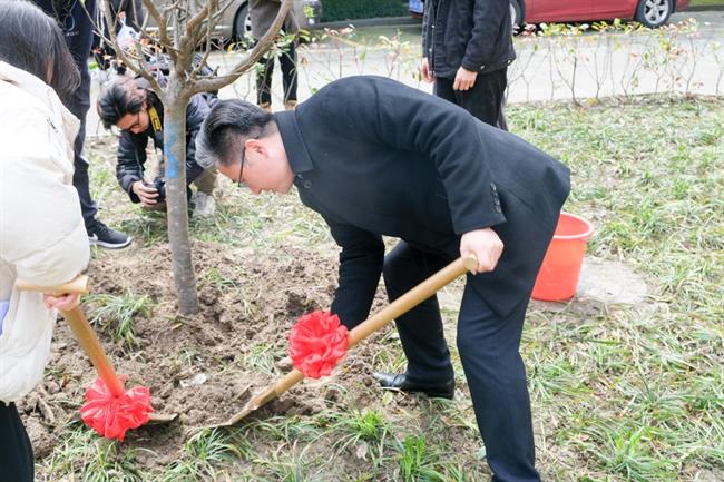 薛书记植树.jpg 薛书记植树.jpg