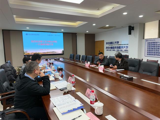 座谈会.jpg